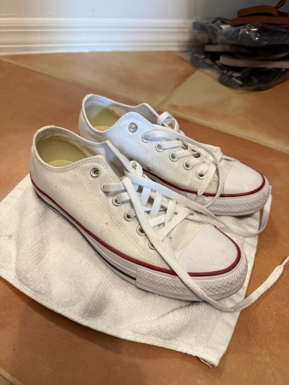 White Converse unisex, US men size 6, US women size 8, euro size 39